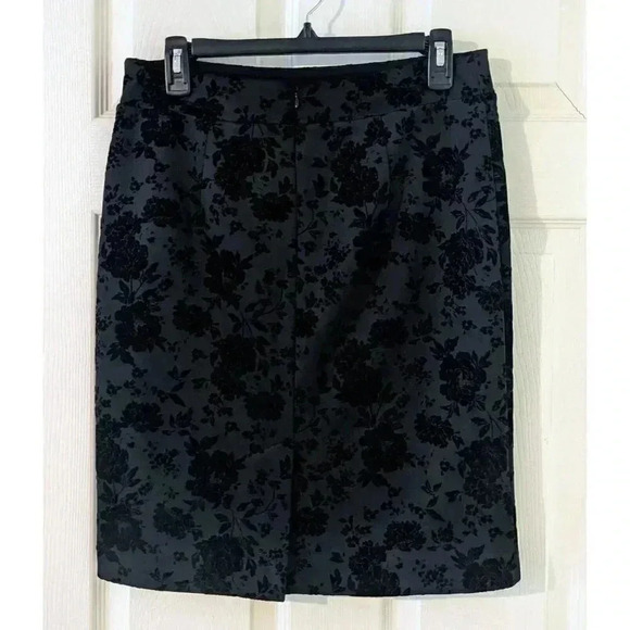 Ann Taylor Floral Velvet Pencil Skirt Black Career Office‎ Party Cocktail Size 6 - Picture 1 of 6